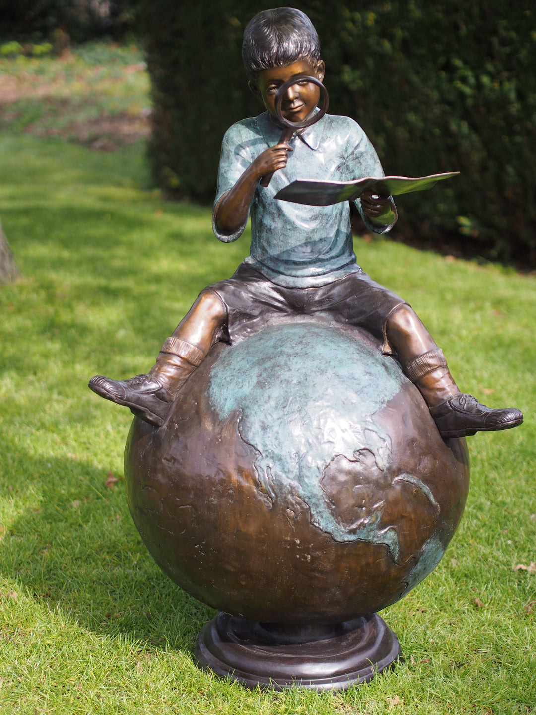 Bronzeskulptur: Junge auf Globus
