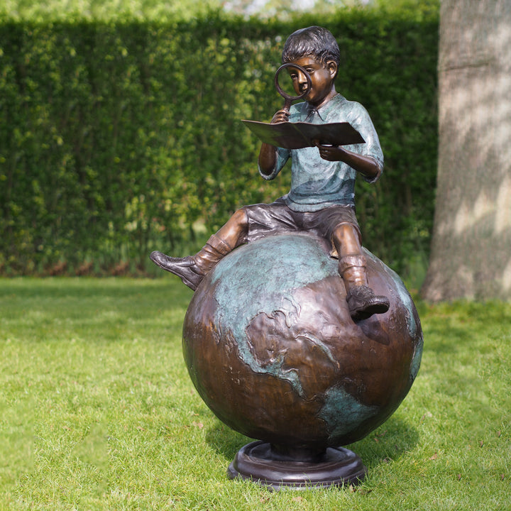 Bronzeskulptur: Junge auf Globus