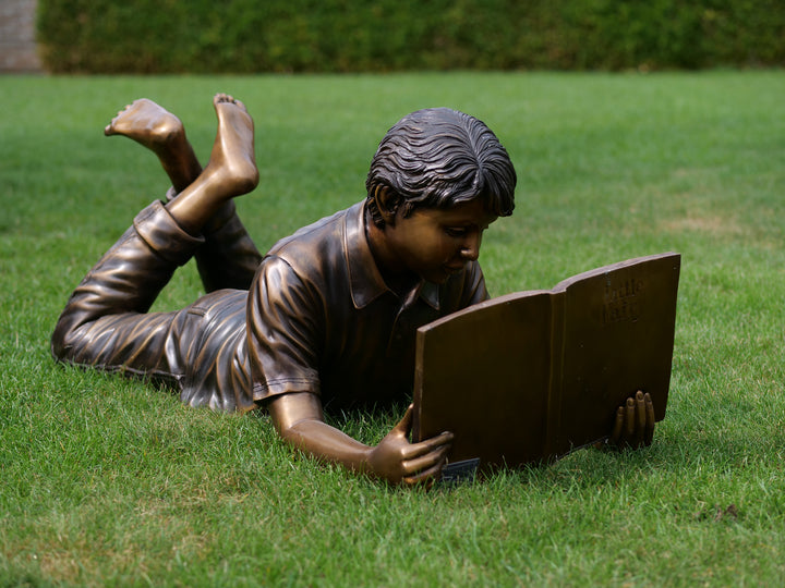 Bronzeskulptur: Lesender Junge