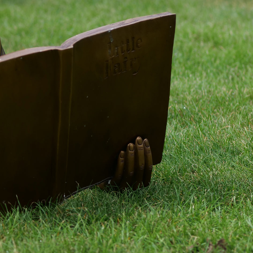 Bronzeskulptur: Lesender Junge