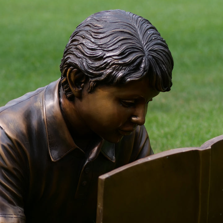 Bronzeskulptur: Lesender Junge