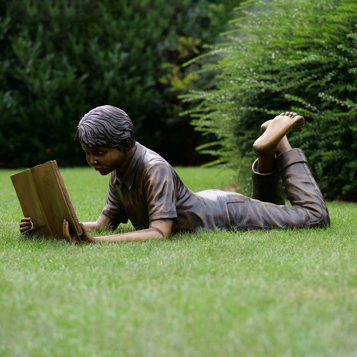 Bronzeskulptur: Lesender Junge