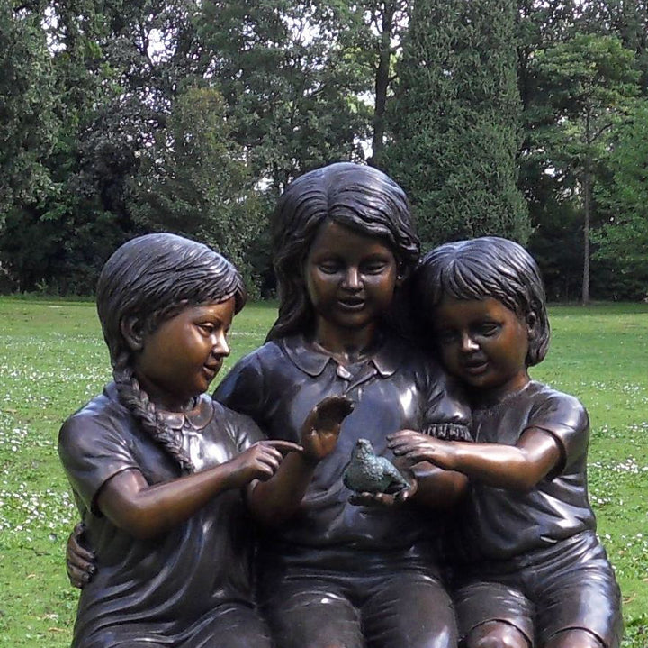 Bronzeskulptur: Kindliche Entdeckung