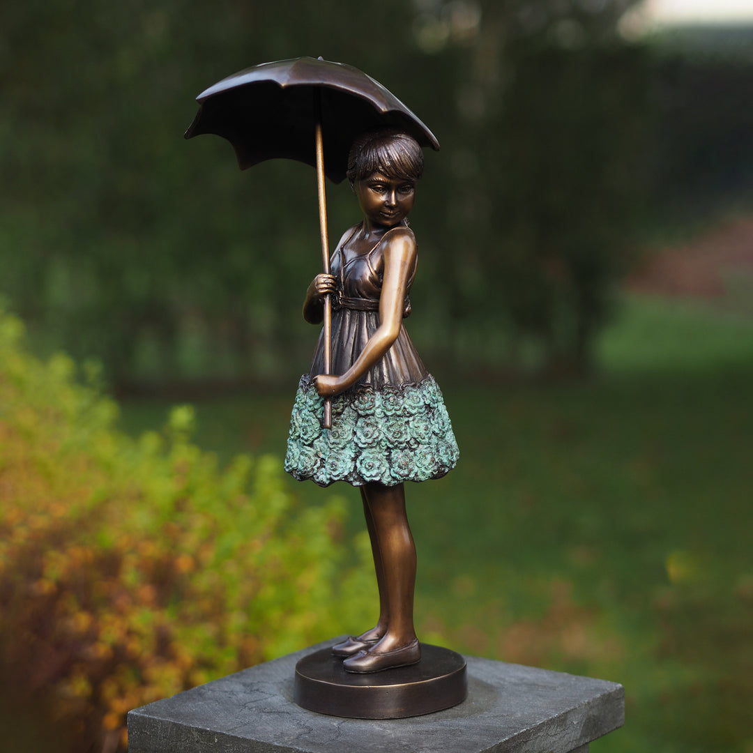Skulptur: Mädchen unter Regenschirm