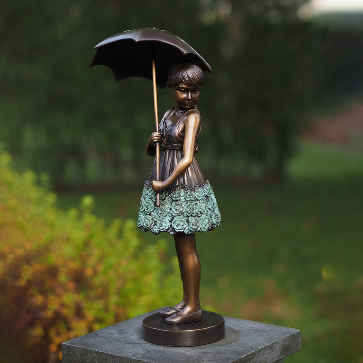 Skulptur: Mädchen unter Regenschirm